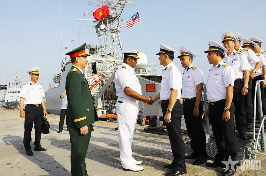 Ship 17 arrives at Lumut port, begins visit to Malaysia